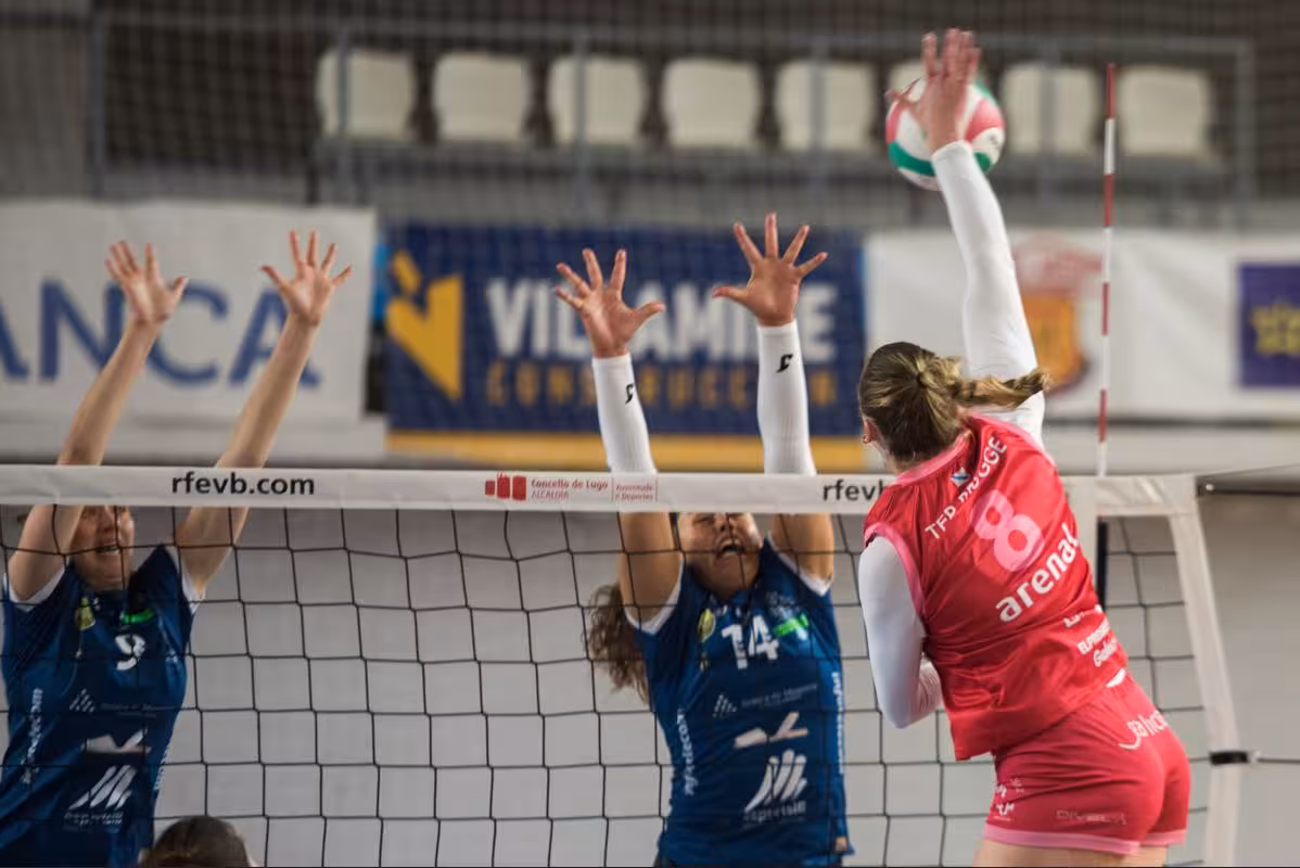 Camila Hiruela, con el dorsal 14, trata de bloquear un remate de Ter Brugge del Emevé. (Foto: RFEVB)