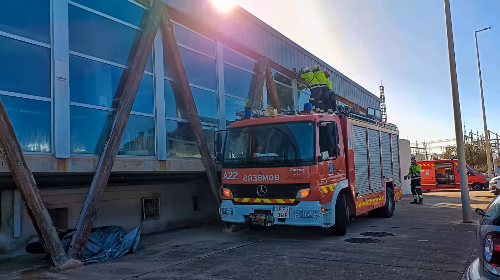 Imagen del artículo: (Fotos) Los bomberos aseguran paneles metálicos en la piscina municipal de Ciutadella para evitar desprendimientos