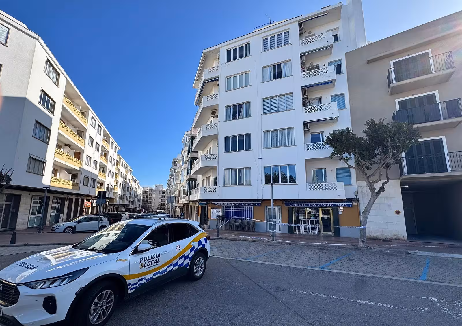 Imagen del artículo: (Fotos) Precintan una de las entradas de la Cafetería Can Manolo tras la caída de una cornisa