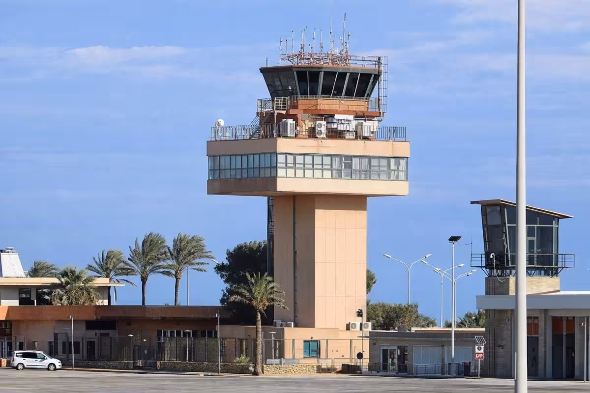 Torre de control del aeropuerto.