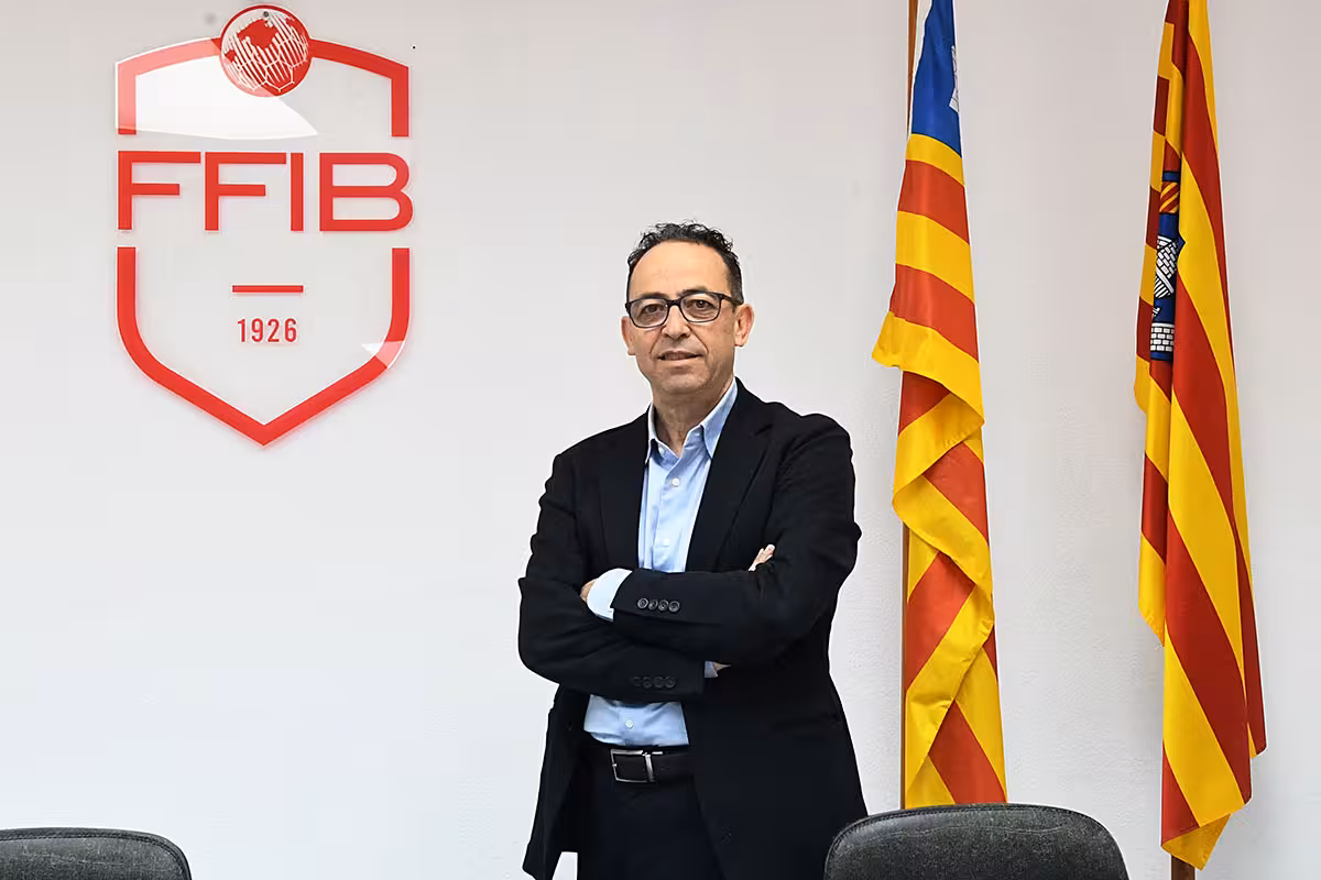 Vicente Martínez, en la oficina de Maó. Foto: Tolo Mercadal.