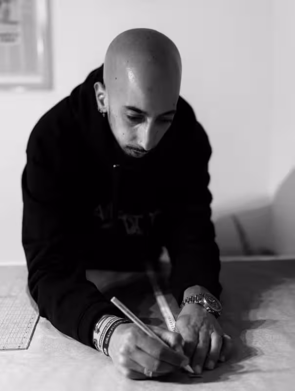 Álex Menorca ultima su desembarco en Milán con "Resiliencia".