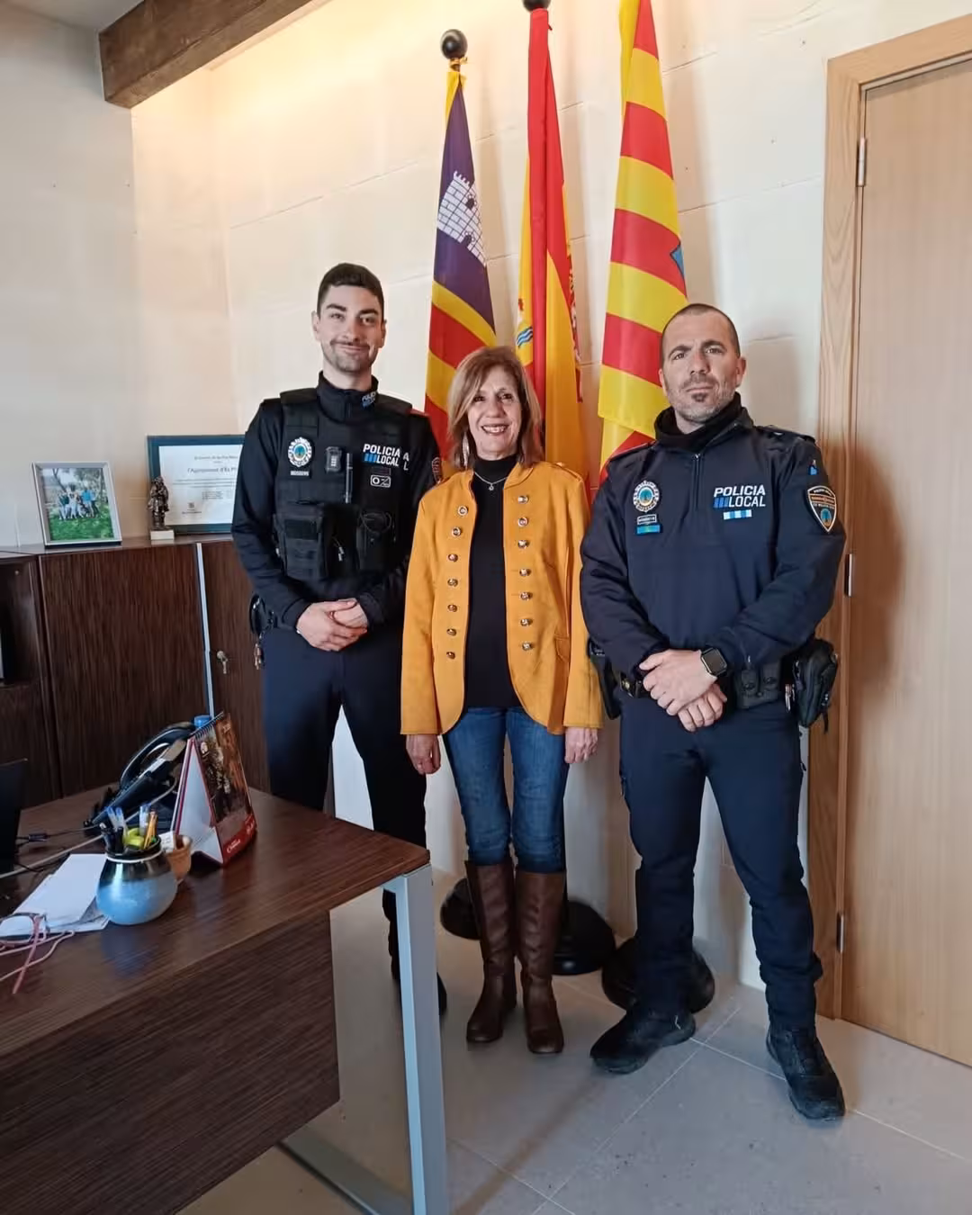 El nuevo agente junto a la alcaldesa.