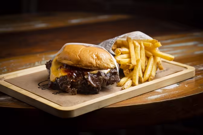 Las hamburguesas estarán disponibles desde 12€, con opciones para todos los gustos, incluidas alternativas para personas celíacas y menú infantil, para que los más pequeños también puedan disfrutar de su propia experiencia.