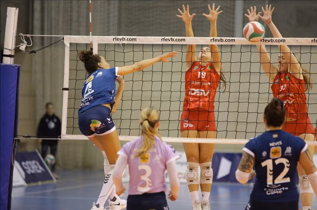 Marcella Amaral golpea el balón en ataque ante las defensoras del Sant Cugat. (Foto: RFEVB)