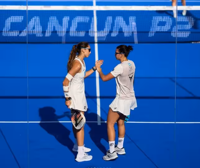 Triay y Brea se felicitan sobre la pista de Cancún. (Foto: PREMIER PADEL)