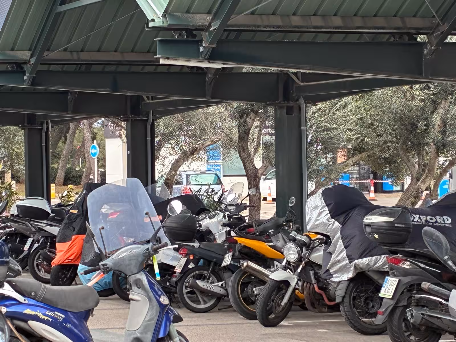 Motos en el parking del aeropuerto.
