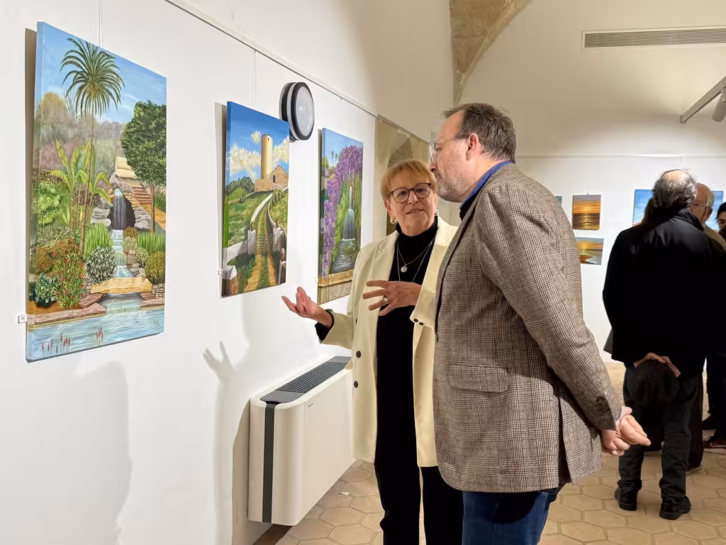 Ana Villalonga, junto al alcalde José Luis Benejam, durante la exposición.
