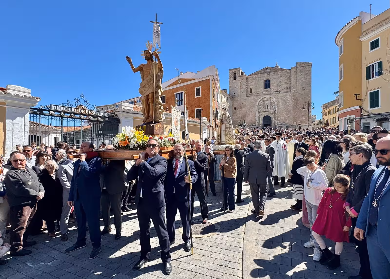 Imagen de la procesión a su paso por el Mercat des Peix. Fotos: Tolo Mercadal