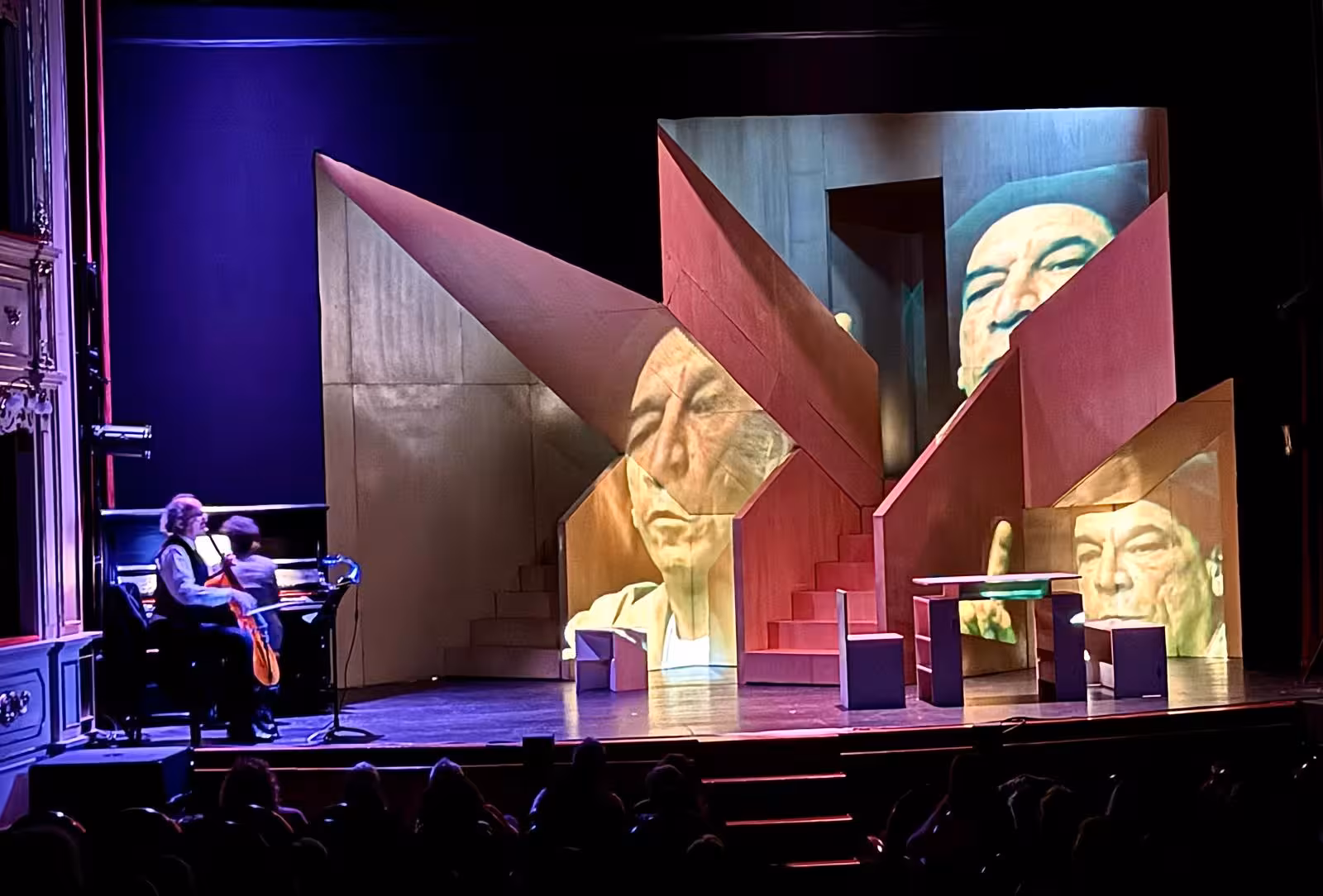 Imagen del artículo: El Teatre Principal de Maó se convierte en un espejo del pasado con el éxito de 'La dona fantasma'