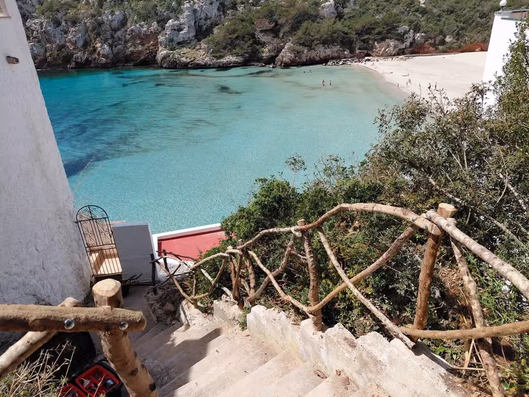 (Fotos) Alaior mejora la escalera del paseo de Cala en Porter con una barandilla de ullastre