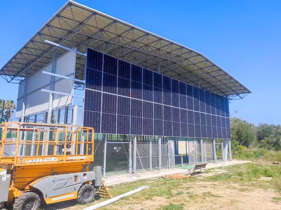 Es Migjorn destina 49.000 euros a instalar placas solares en las pistas de pádel