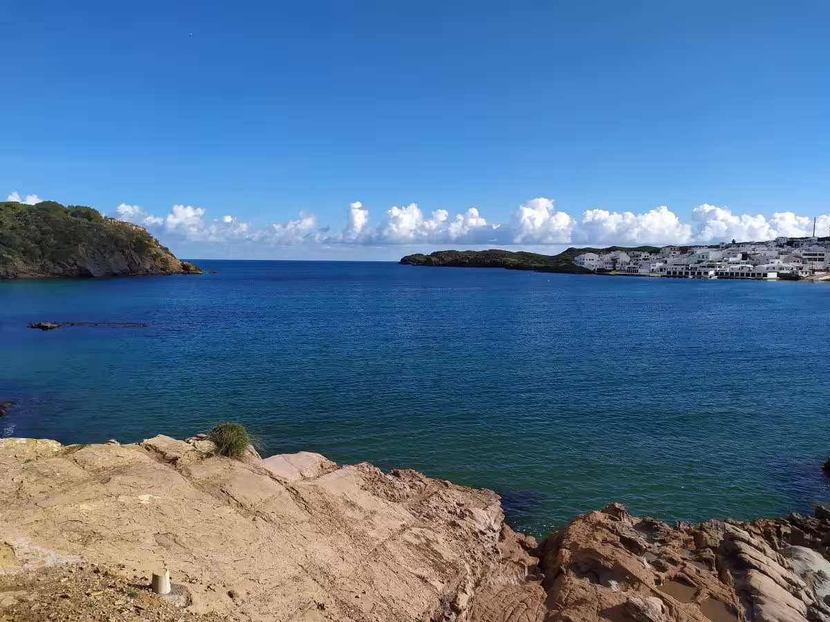 Menorca disfruta de un sábado estable: sol, nubes altas y temperaturas suaves de primavera