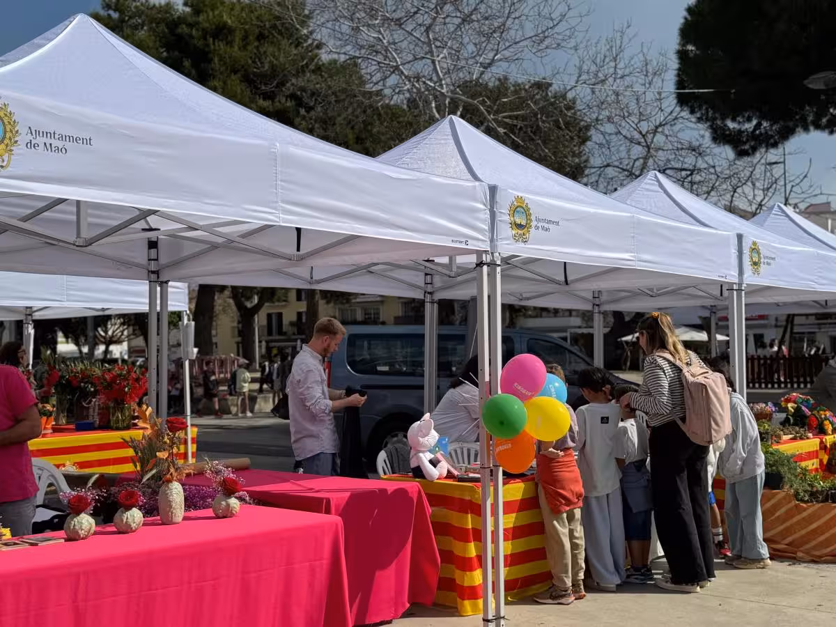 Las carpas se han estrenado en la Feria del Libro (Foto: Aj. Maó)
