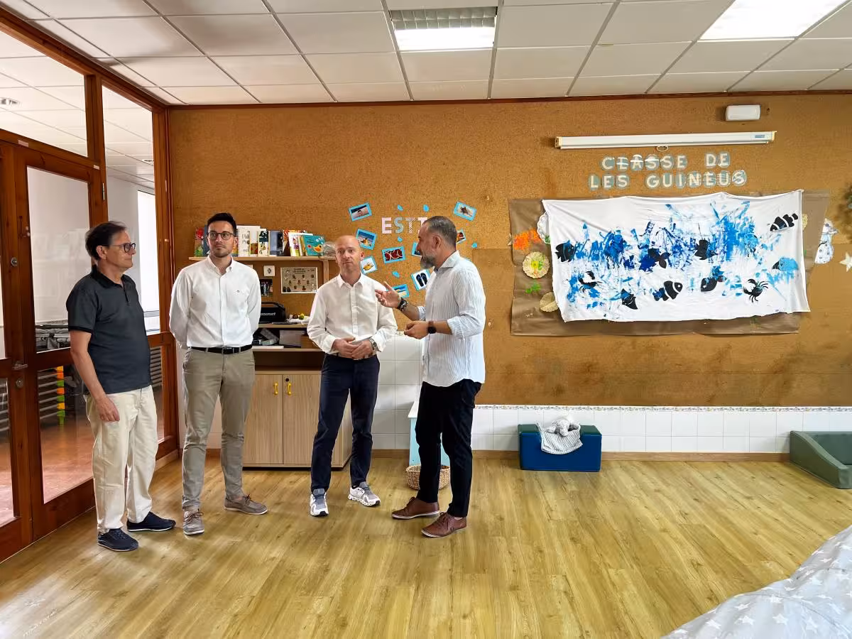 Responsables del Consell visitando un centro docente. (Foto: CIME)