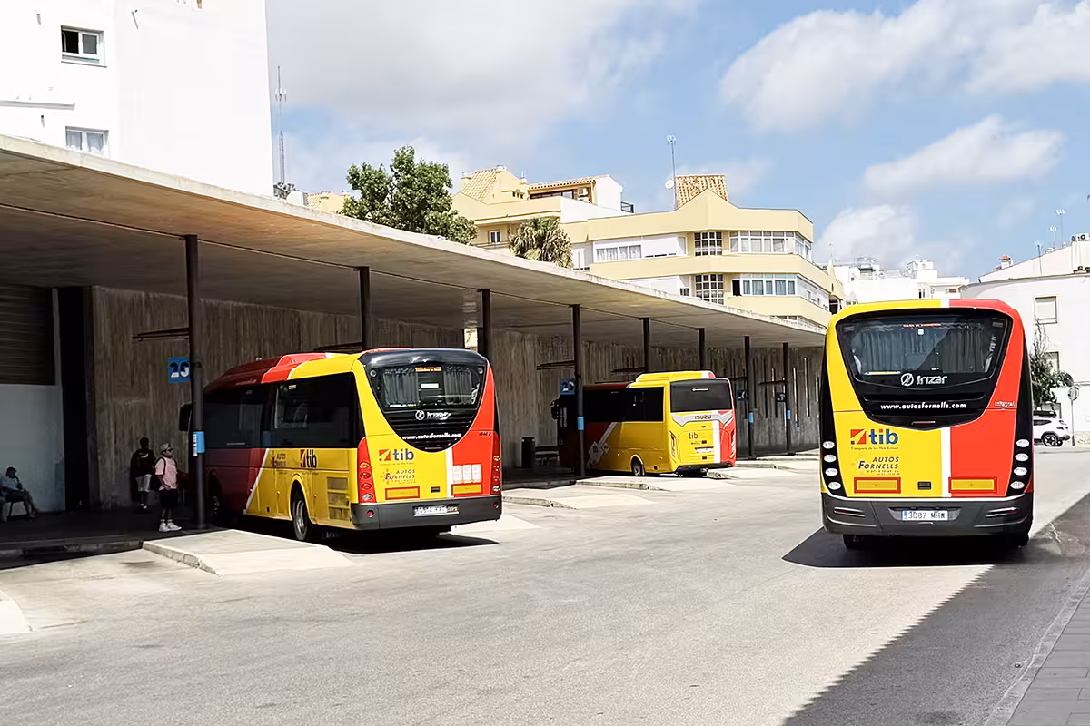 El PSOE propone una mayor apuesta por el transporte público.