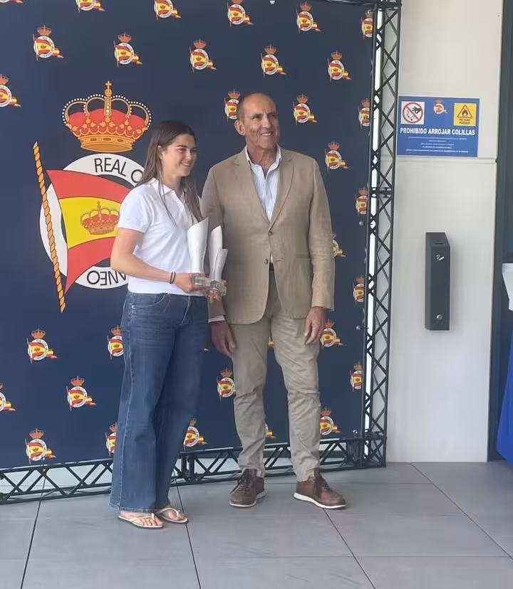 María Correa recoge el trofeo.