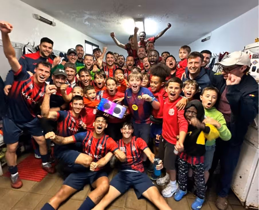 Esta es la euforia del vestuario del Ferreries tras lograr este fin de semana acceder a los play off de ascenso al imponerse por 1-0 al Alaior. (Foto: CE FERRERIES)