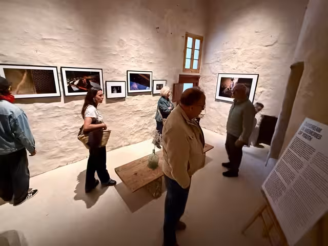 Las exposiciones han atraído a muchos interesados en el mundo fotográfico. (Foto: AJUNTAMENT D'ALAIOR)