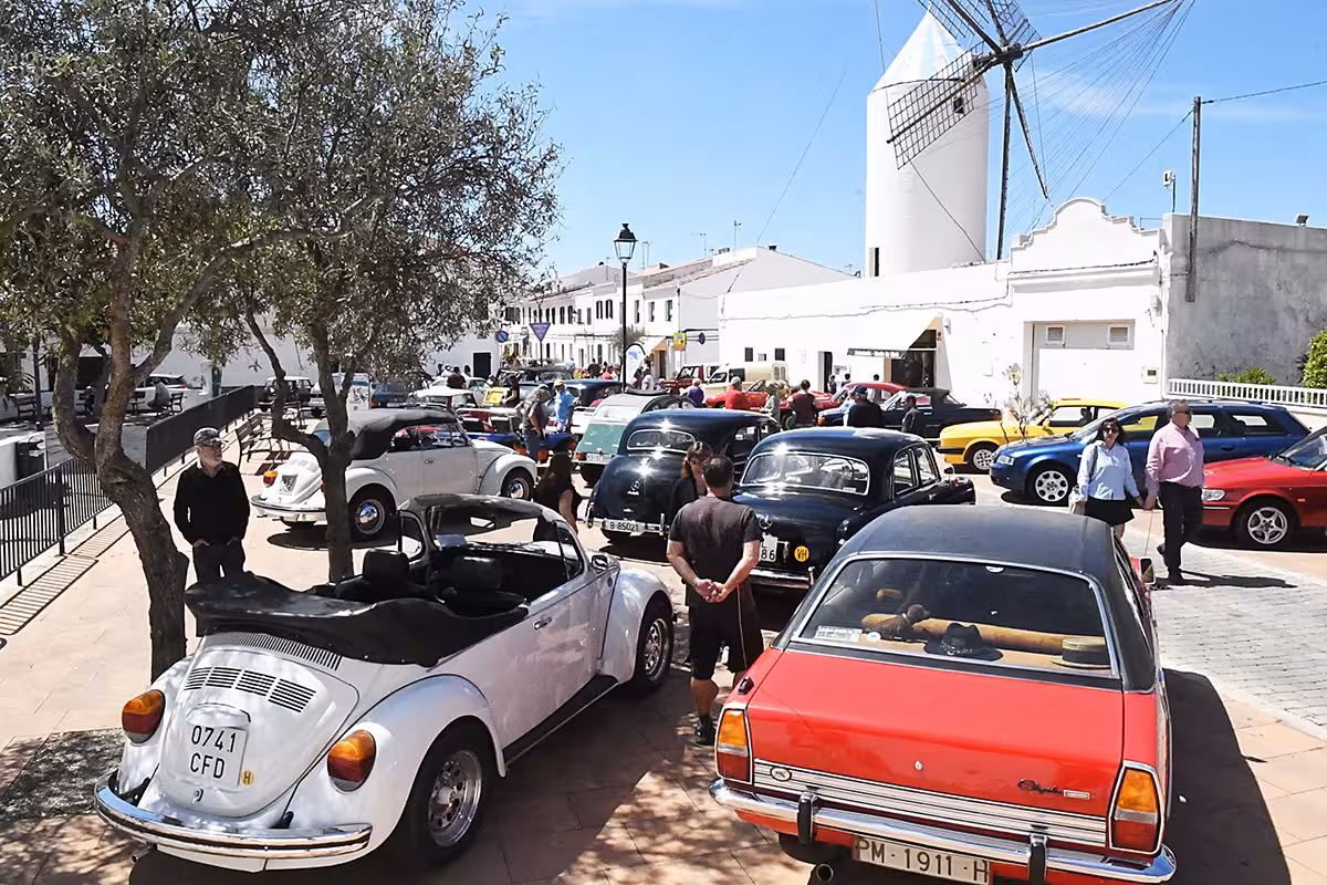 Coches y motos del siglo pasado han deleitado la vista de quienes se han acercado a Sant Lluís. (Fotos: T.M.-S.M.)