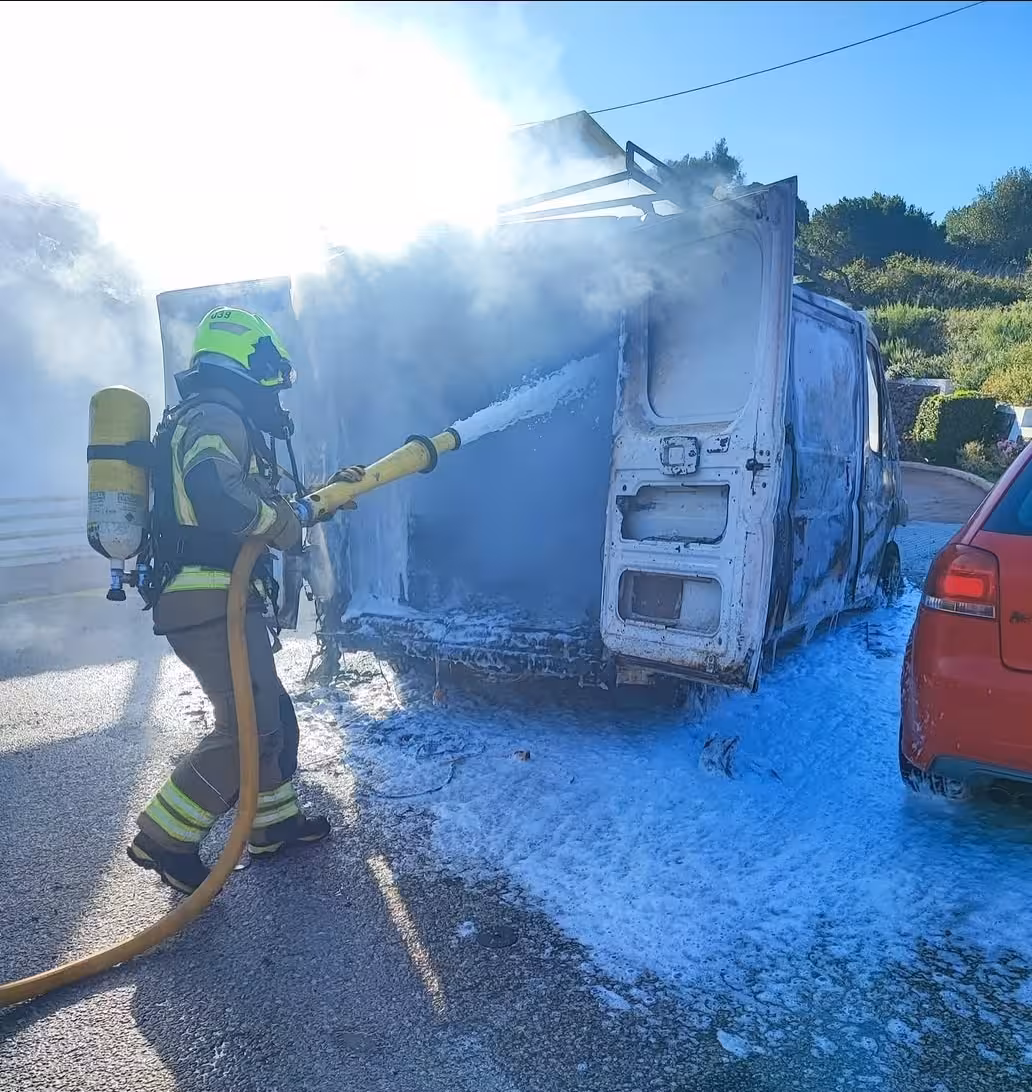 Bomberos en labores de extinción y cómo ha quedado la furgoneta. Fotos: Bombers Menorca y Sergio Moreno