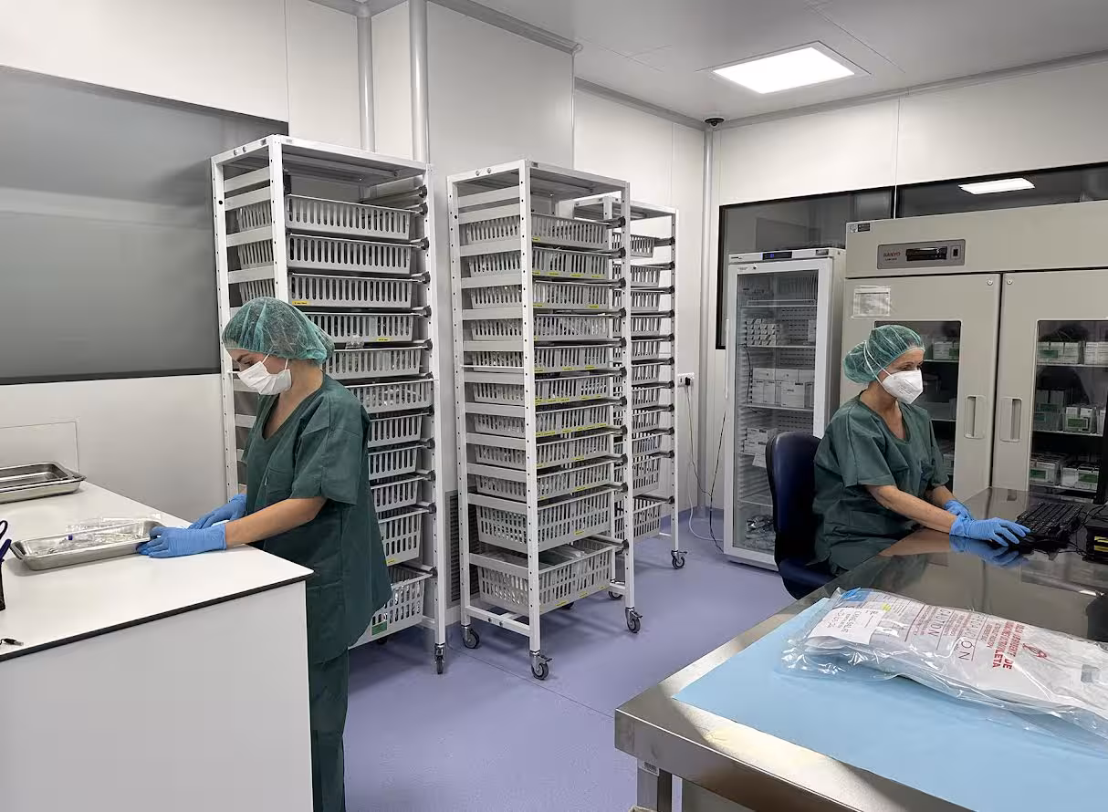 El Mateu Orfila estrena una sala blanca para preparar medicamentos con más seguridad