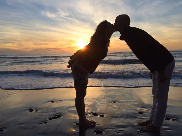 “Amor es fuego que arde sin verse, herida que duele y no se siente, un contentamiento descontento, y dolor que enloquece sin doler “.