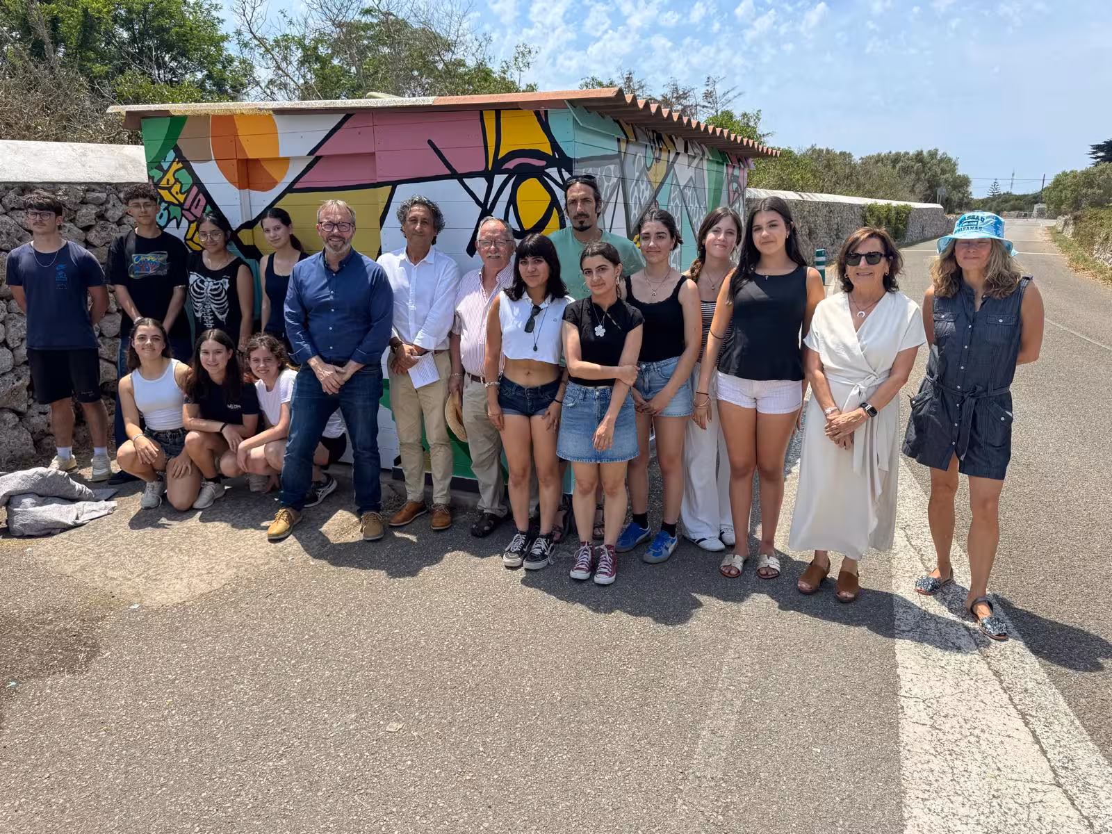 (La foto) Trebalúger transforma su caseta de buzones con un mural pintado por estudiantes