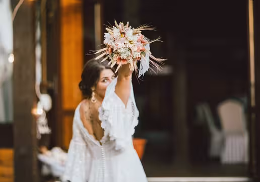 Muchas parejas ya incorporan profesionales especializados en generar fotografías y vídeos para compartir durante el mismo día del enlace.