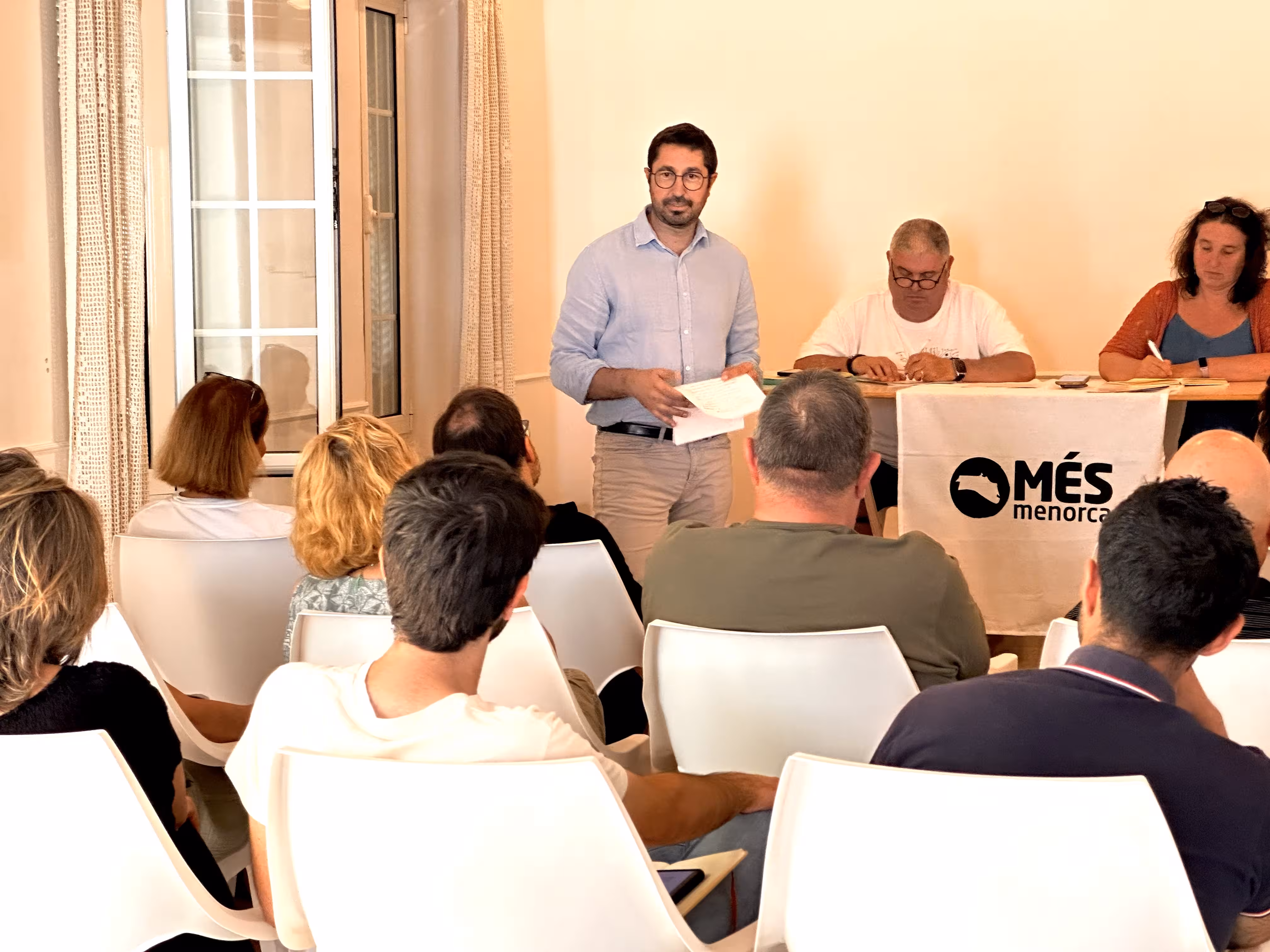 Esteve Barceló durante su intervención en la asamblea de Més per Menorca. (Foto: MÉS PER MENORCA)