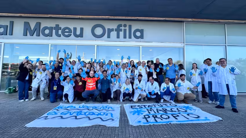 Protesta de sanitarios en el Mateu Orfila.