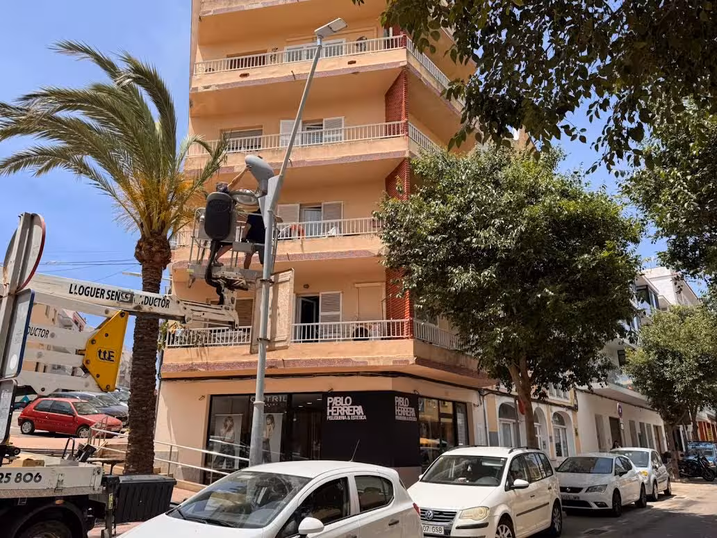 Maó renueva 44 puntos de luz en la calle Josep Maria Quadrado