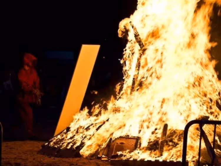 Las medidas afectan principalmente a la tradicional quema de los "festers", que ha sido suspendida o aplazada en algunos núcleos del municipio.