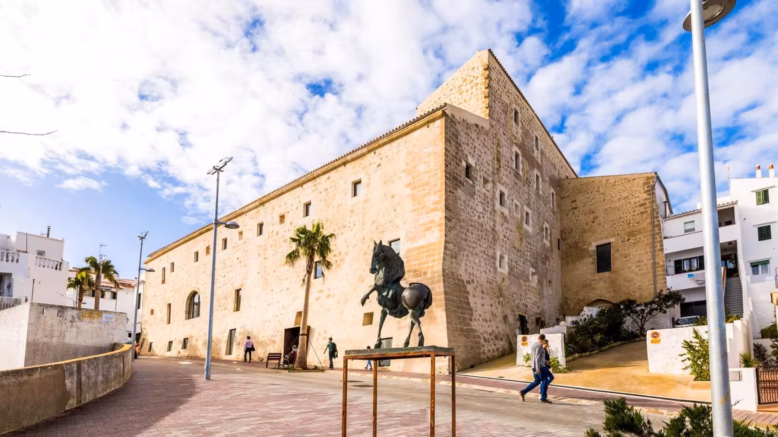 La iniciativa llenará las diferentes salas del emblemático espacio con pintura, técnica mixta, escultura y creación contemporánea durante los próximos meses.