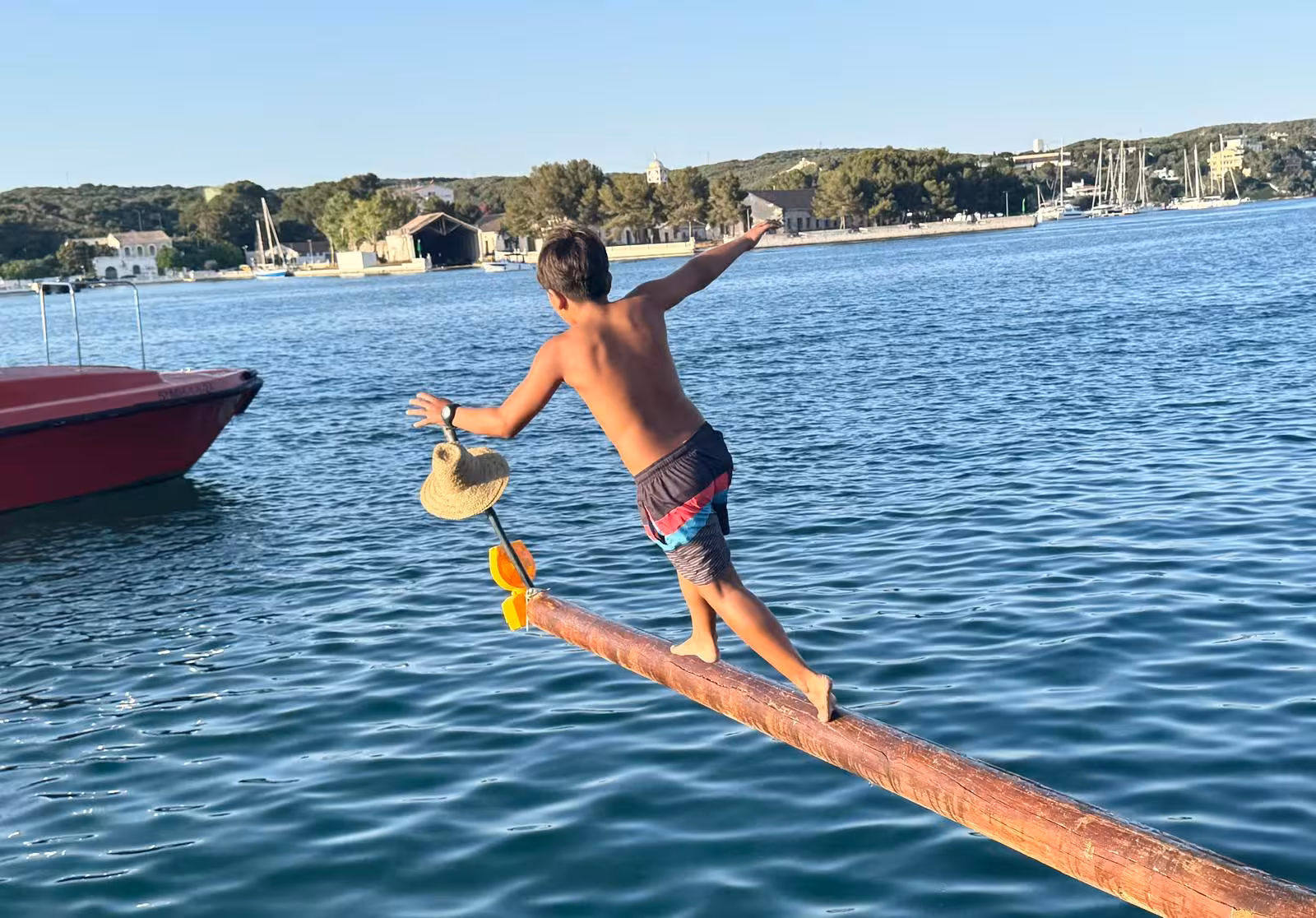 El joc des capellet es una tradición que nunca falta en las fiestas en el puerto de Maó. (Fotos: T.M.)