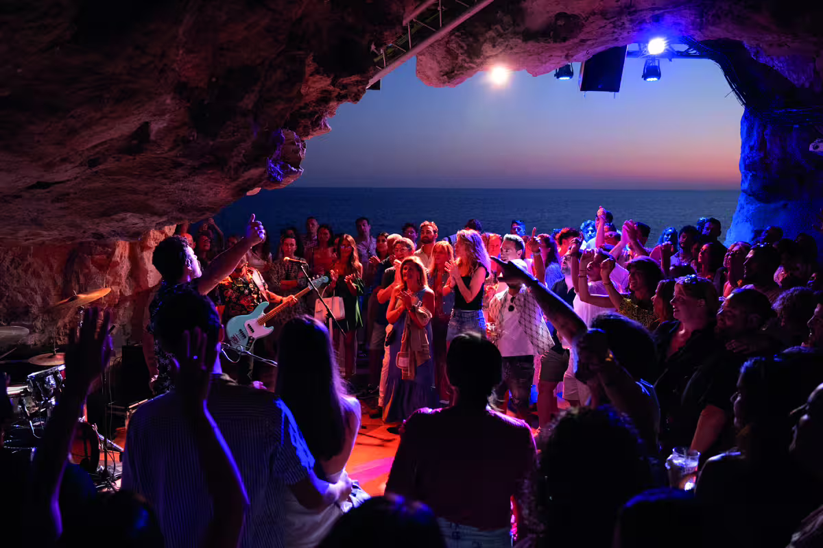 Una música genial para un ambiente excepcional y unas vistas incomparables. (Foto: COVA D'EN XOROI)