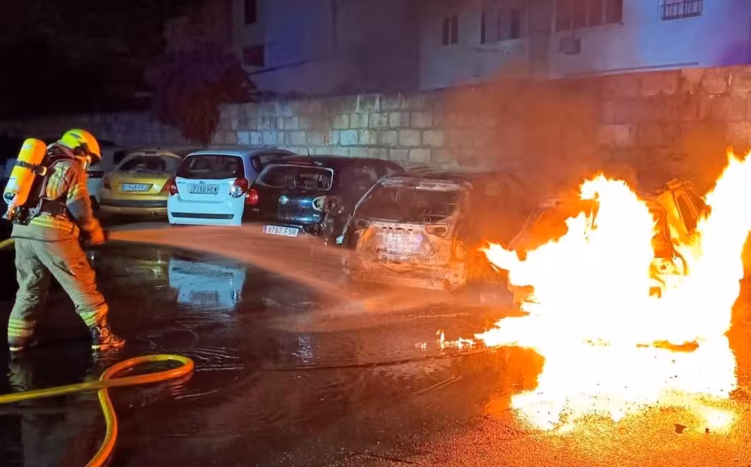 La rápida intervención de los bomberos evitó males mayores. (Foto: BOMBEROS DE MENORCA)