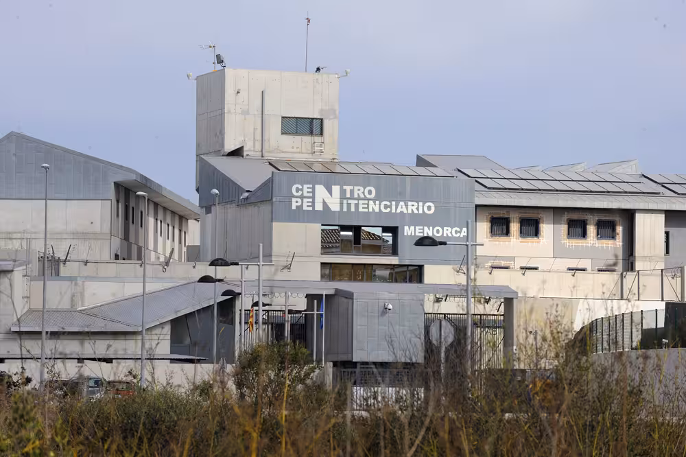 Funcionarios como los del centro penitenciario verán incrementadas sus pagas con el nuevo plus por residencia.