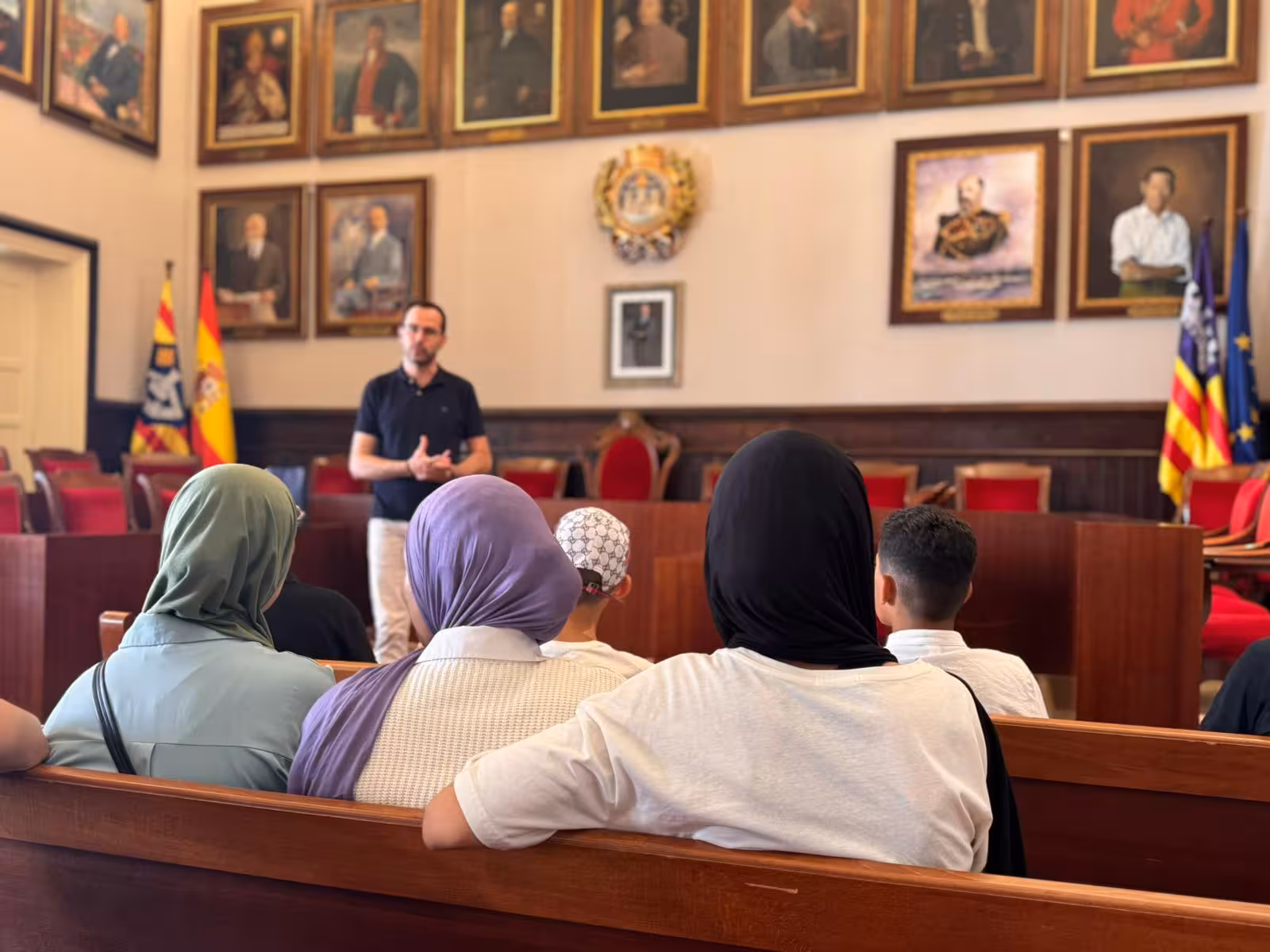 El grupo de jóvenes ha sido recibido por el alcalde de Maó.