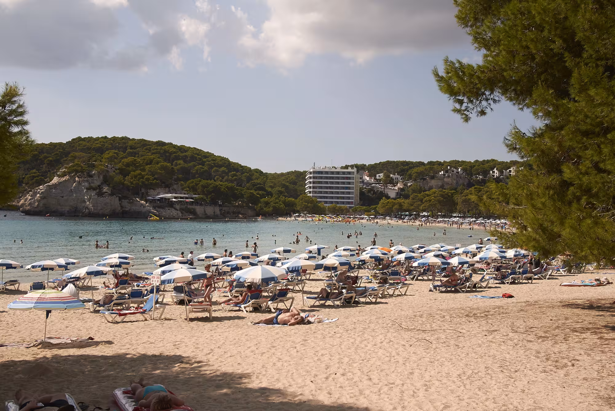 Bañistas en Cala Galdana. (Foto: DepositPhotos.com)