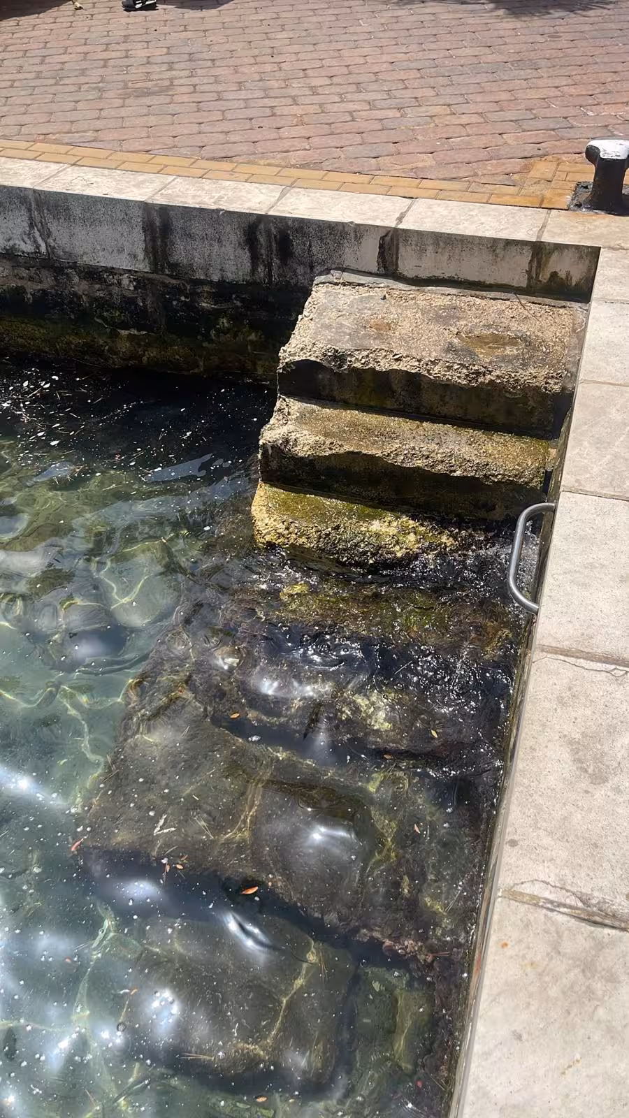 Vecinos de la zona se han quejado del deterioro de las escaleras que dan acceso al mar. (Foto: REDACCION)