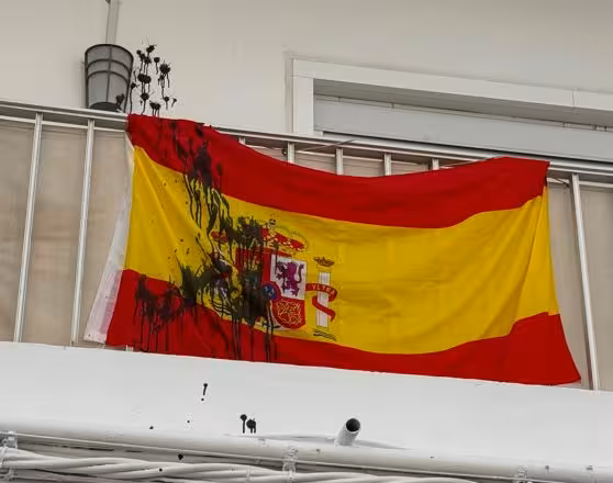 Echaron pintura sobre la bandera la noche antes de la final del mundial de fútbol. (Foto: R.GARCÍA)