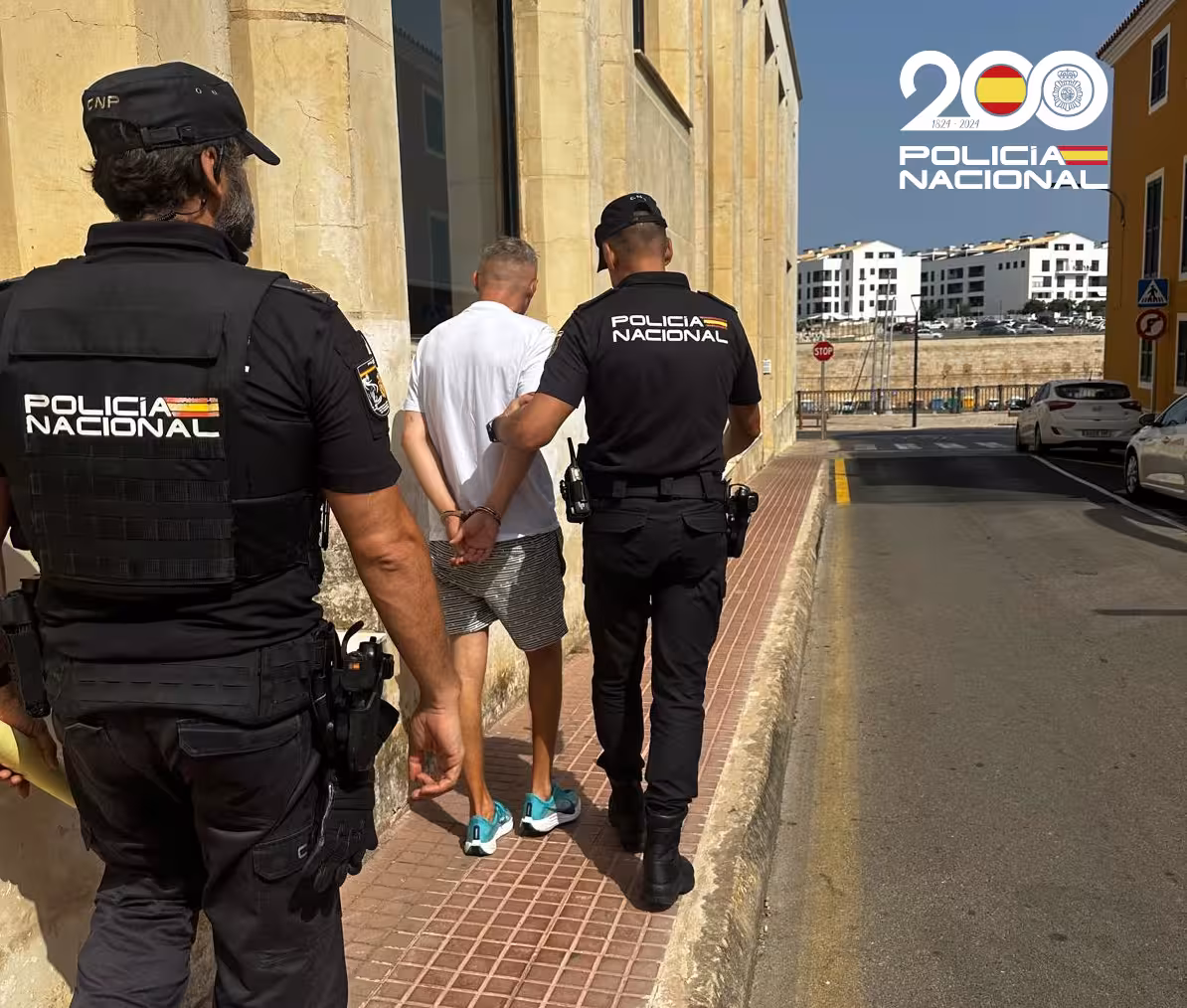 Imagen del detenido acompañado por agentes. (Foto: POLICIA NACIONAL)