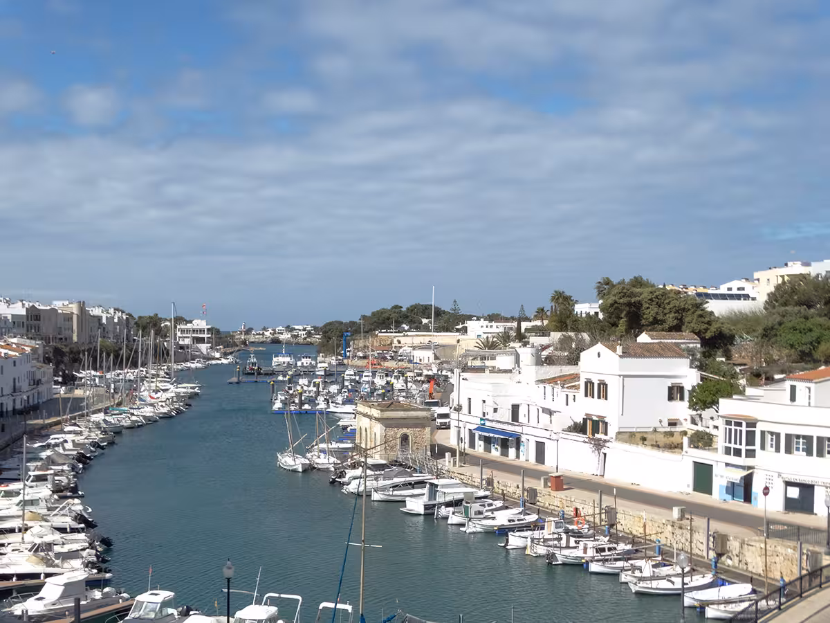 El puerto antiguo de Ciutadella bajo una alerta naranja por rissagues. (Foto: C.R.J.)