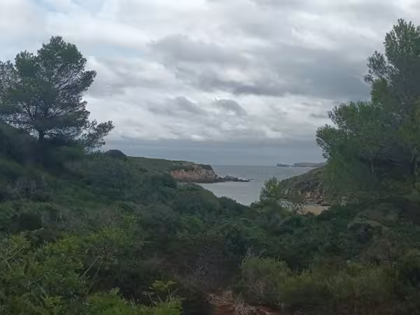 Nubes en la costa norte de Menorca.