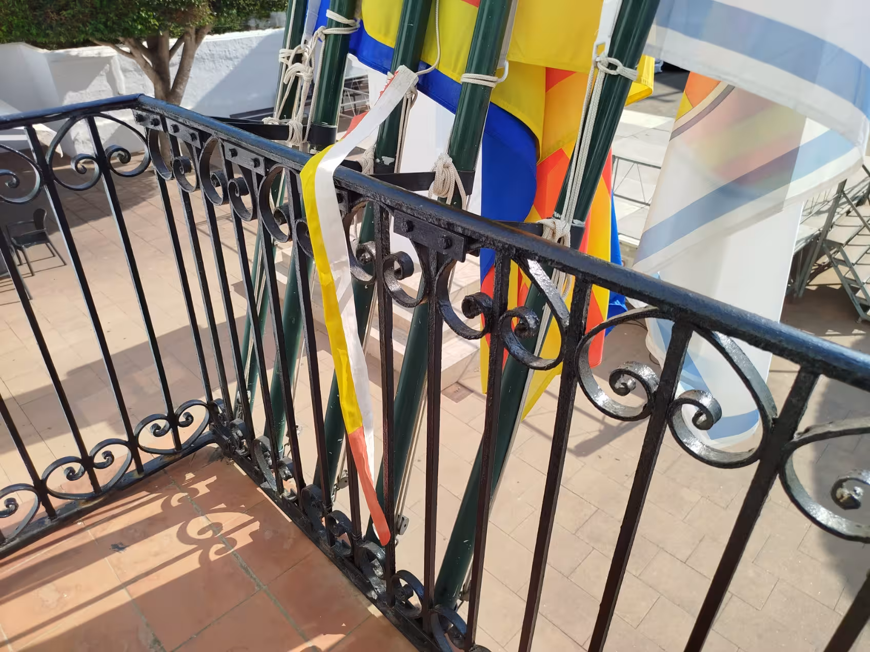 En la imagen se observa que arrancaron la bandera española del asta. (Foto: AJUNTAMENT DE SANT LLUÍS)