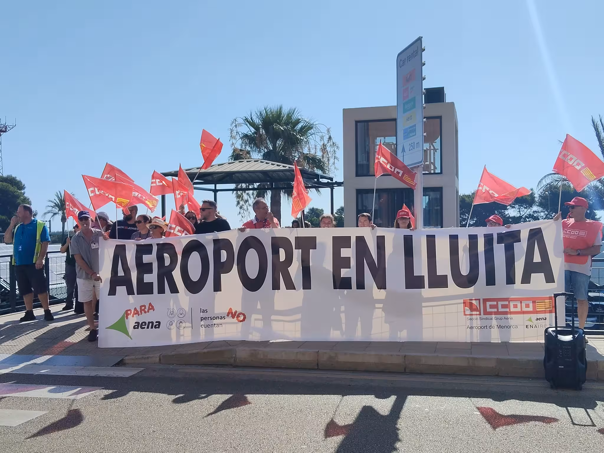 Trabajadores del Aeropuerto de Menorca manifestándose. (Foto: CCOO)