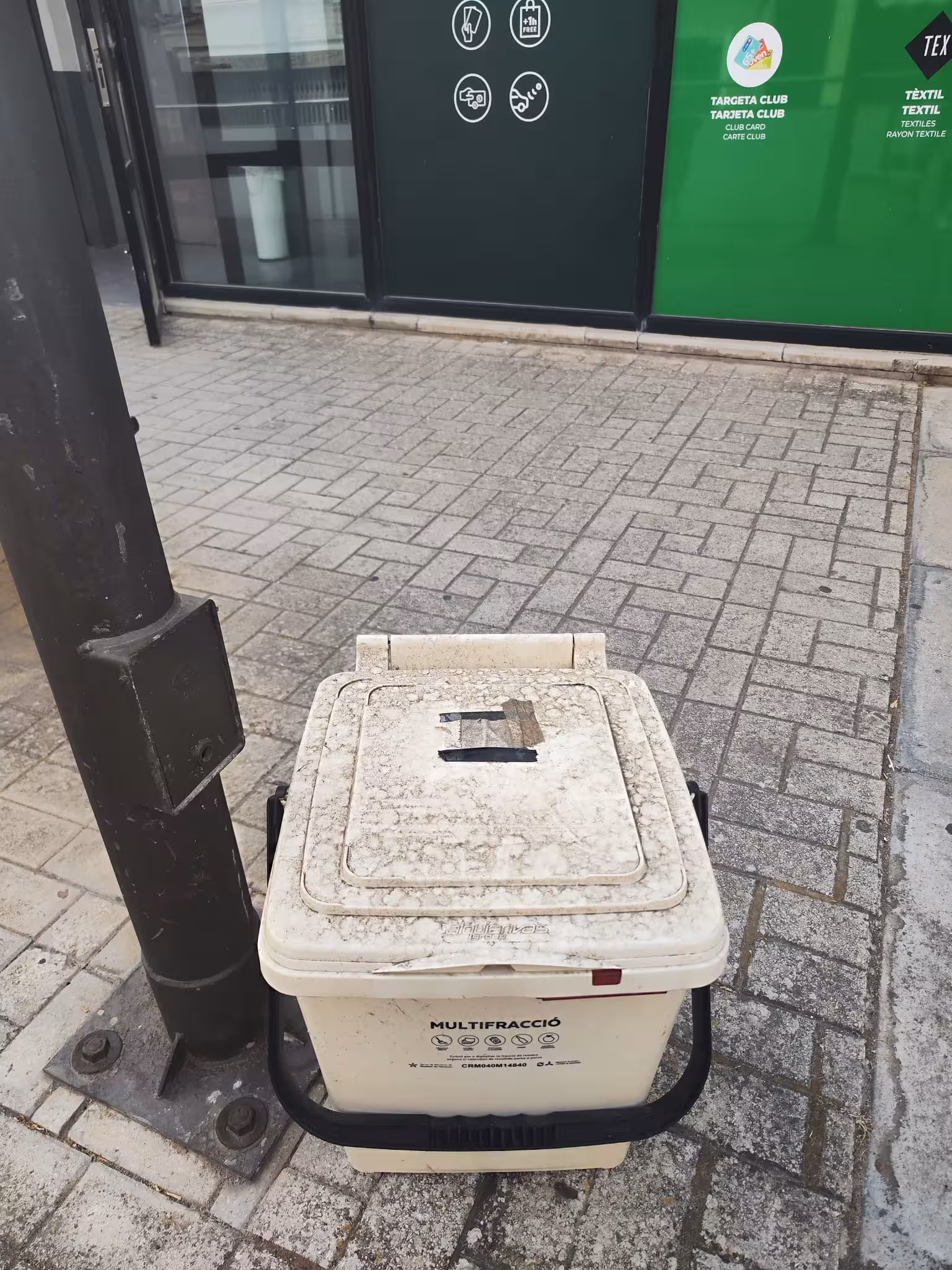 El cubo se encuentra en un lugar visible, en pleno centro de Maó. (Foto: REDACCION)