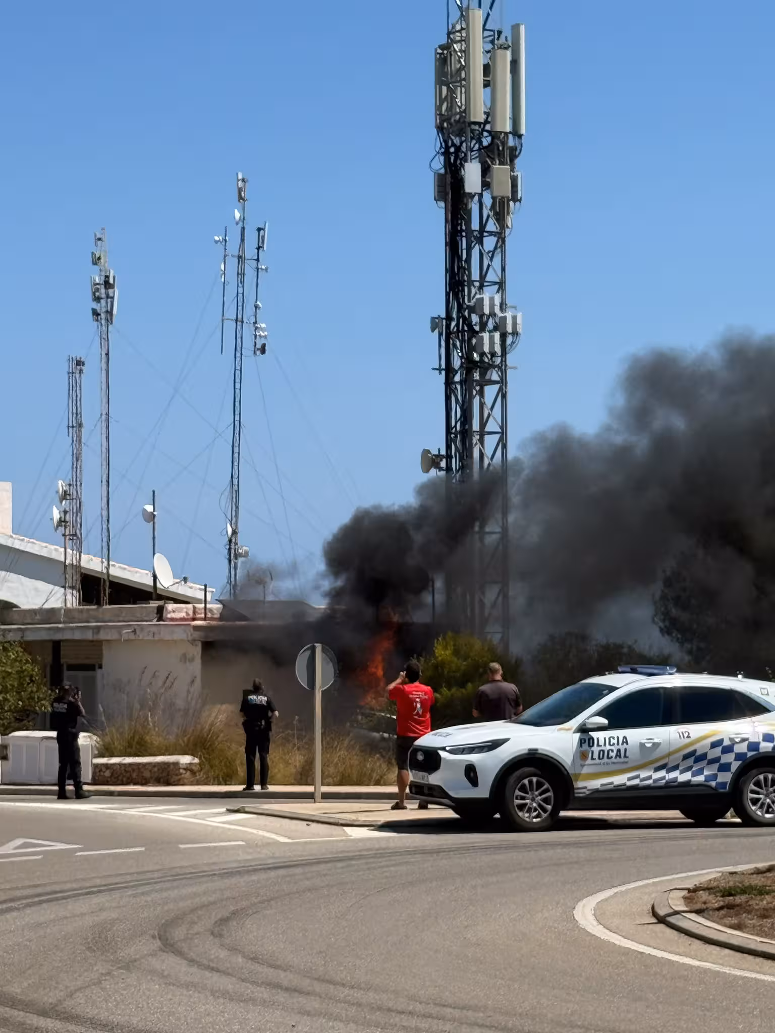 El impacto ha causado una gran humareda. (Foto: JUAN MATEO)