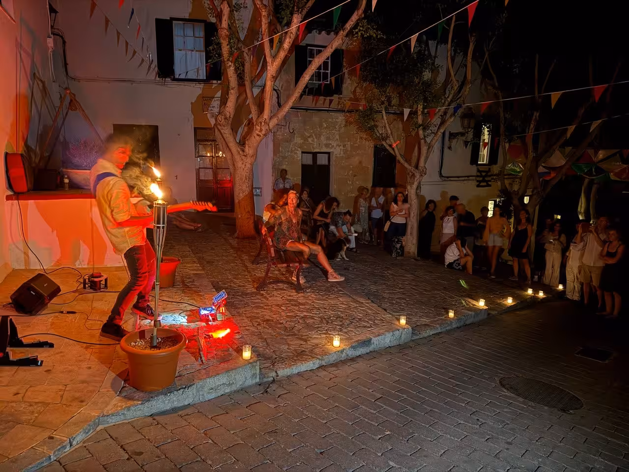 Ambiente festivo en los días previos a las fiestas de Sant Llorenç. (Fotos: AYUNTAMIENTO DE ALAIOR)